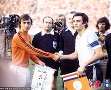 k1体育-关键时刻足总杯焦点战，勒沃库森绝杀压哨，气氛紧张，赛程密集仍需轮换